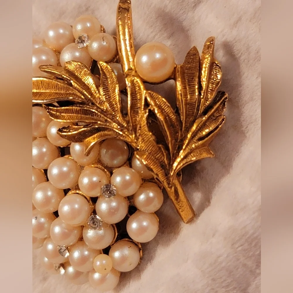 VINTAGE UNSIGNED FAUX PEARL GRAPE CLUSTER GOLD JEWELRY PIN/BROOCH